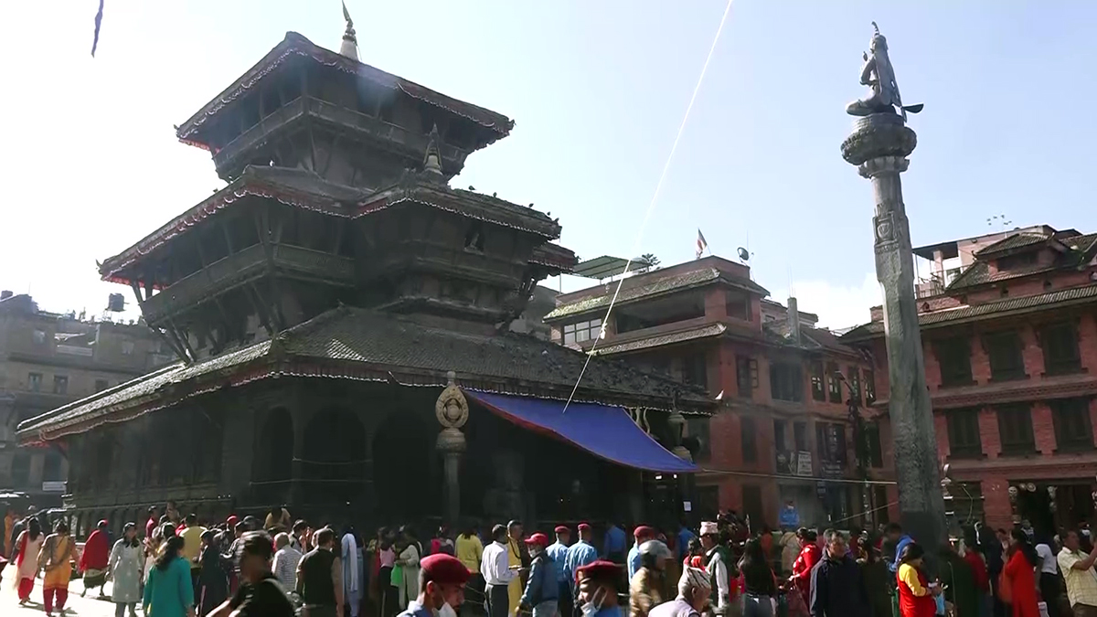 भक्तपुरकाे दत्तात्रय मन्दिरमा भक्तजनकाे भिड